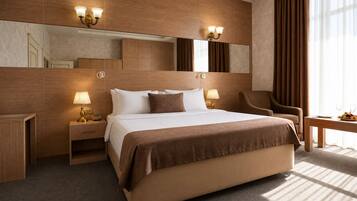 Habitación de hotel con una cama grande, dos lámparas de noche, una silla, una mesita con frutero y un espejo grande en la pared.