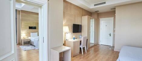 Habitación Deluxe con 2 camas individuales | Área de sala de estar | Televisión LCD de 82 cm con canales vía satélite y televisión