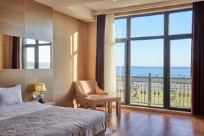 In-room safe, desk, laptop workspace, blackout curtains - Nobel Hotel (Baku)