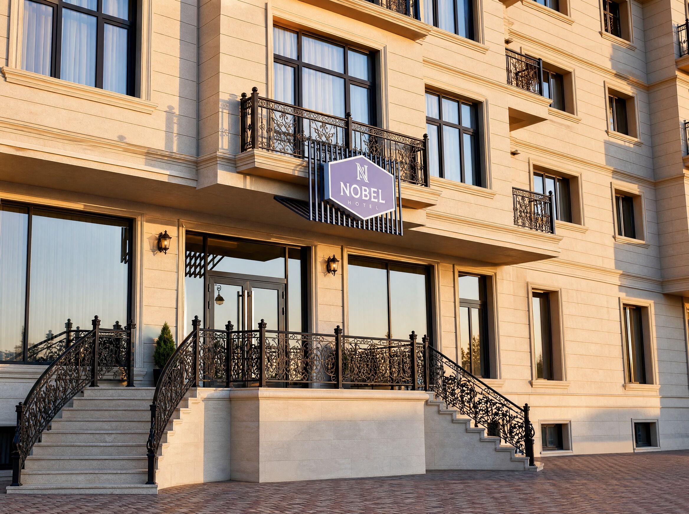 Un hotel de varios pisos con un letrero llamativo que dice 'NOBEL HOTEL'.