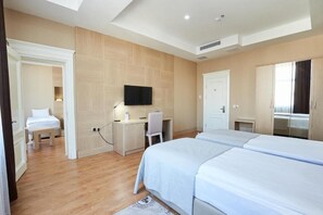 豪華雙床房 | 客房內保險箱、書桌、筆電工作空間、遮光布/窗簾
