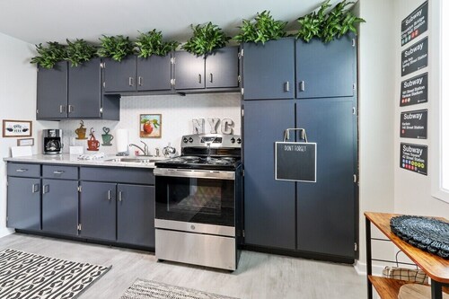 Downtown Lake Geneva-Coast to Coast |NYC and LA Themed Apartments |Onsite Parking |Heart of Main St