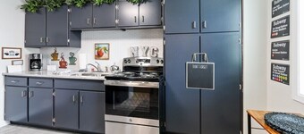 Downtown Lake Geneva-Coast to Coast |NYC and LA Themed Apartments |Onsite Parking |Heart of Main St