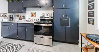 Downtown Lake Geneva-Coast to Coast |NYC and LA Themed Apartments |Onsite Parking |Heart of Main St