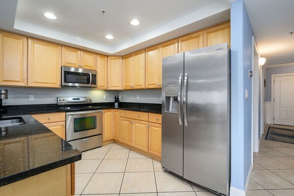 Refrigerador, microondas, horno y parrilla de estufa 