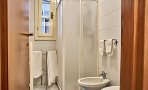 Ducha, secador de pelo, bidet, toallas