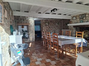 Dining - Quiet fisherman's cottage, 400 m from beach, sea view. Ideal for families (Reville)