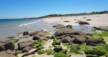 Petite maison de pĂȘcheur au calme , Ă 400 mĂštres plage , vue mer. IdĂ©ale famille