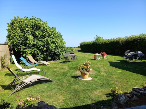 Quiet fisherman's cottage, 400 m from beach, sea view. Ideal for families