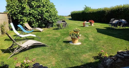 Quiet fisherman's cottage, 400 m from beach, sea view. Ideal for families