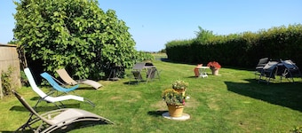 Quiet fisherman's cottage, 400 m from beach, sea view. Ideal for families