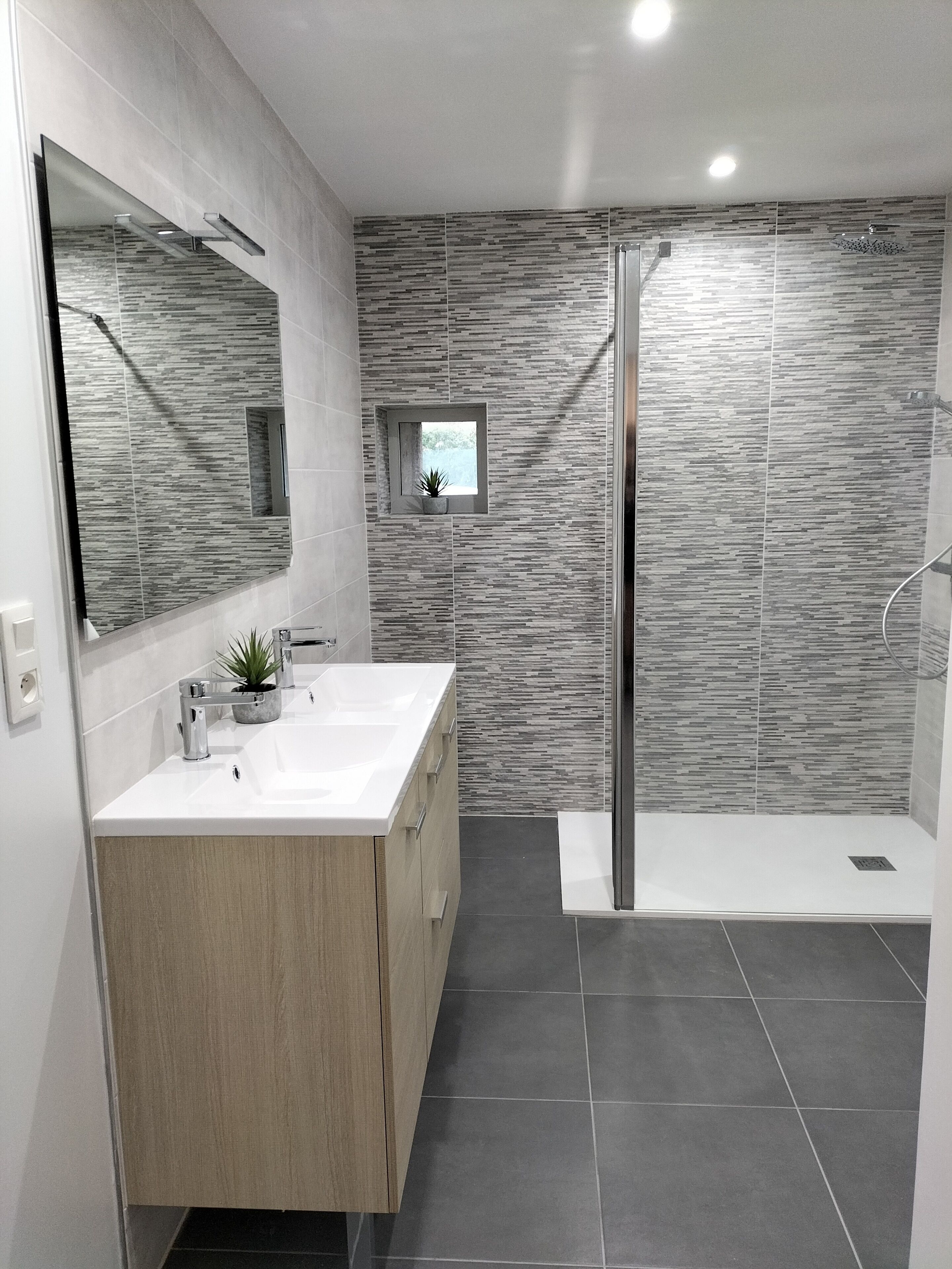 Douche, sèche-cheveux, savon, papier toilette