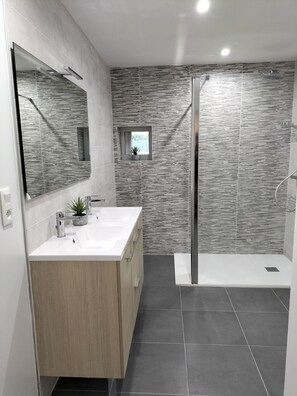 Shower, hair dryer, soap, toilet paper - Quiet fisherman's cottage, 400 m from beach, sea view. Ideal for families (Reville)