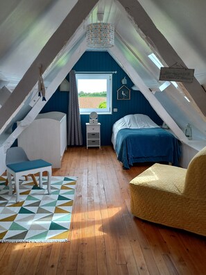 3 habitaciones, tabla de planchar con plancha y cuna de viaje 