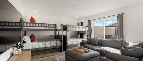 3 soveværelser, skrivebord, strygejern/strygebræt, weekendseng