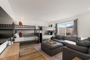 3 多间卧室、办公桌、熨斗/熨衣板、旅行婴儿床