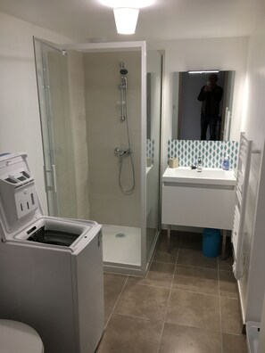 Douche, sèche-cheveux