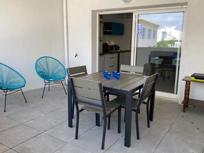 Outdoor dining - Apartment T2 air-conditioned - Beach - Downtown (Saintes-Maries-de-la-Mer)