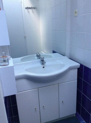 Dusche, Haartrockner, Toilettenpapier