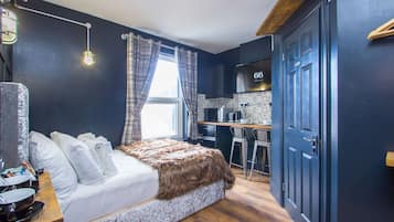 Basic Apartment, 1 Double Bed, Non Smoking | 1 bedroom, free WiFi, bed sheets