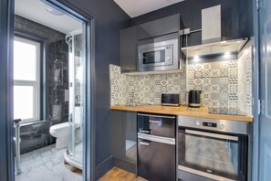 Comfort Apartment, 1 King Bed, Non Smoking | Private kitchen | Fridge, microwave, electric kettle