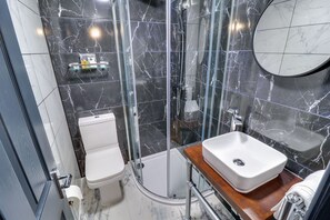 Deluxe Apartment, 1 King Bed with Sofa bed, Non Smoking, Garden View | Bathroom