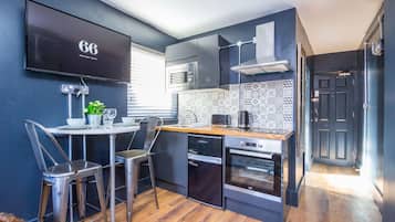 Deluxe Apartment, 1 King Bed, Non Smoking | 1 bedroom, free WiFi, bed sheets