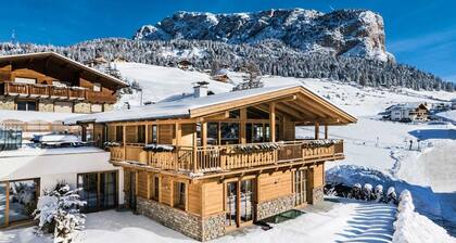 Chalet in Dienten with Ski-In Access & Pool