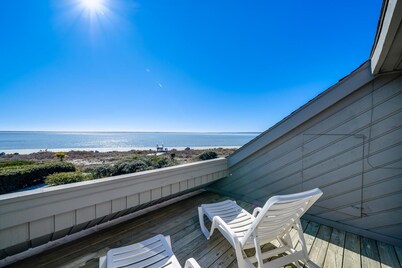 Breathtaking views! Ocean View & Short walk to the Beach! Lake House only- no club acccess