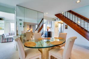 Dining - Breathtaking Sunset Views! Ocean View & Short walk to the Beach! Sleeps 6! Amenity Cards! (Seabrook Island)