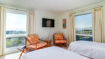 3 quartos, escrivaninha, ferros/tábuas de passar roupa