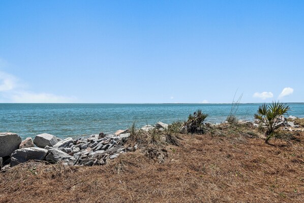 On the beach - Breathtaking Sunset Views! Ocean View & Short walk to the Beach! Sleeps 6! Amenity Cards! (Seabrook Island)