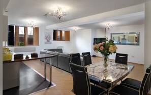 Dining - 🤩Super spacious church conversion close to Tower (Blackpool)