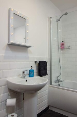 Combined shower/tub - 🤩Super spacious church conversion close to Tower (Blackpool)