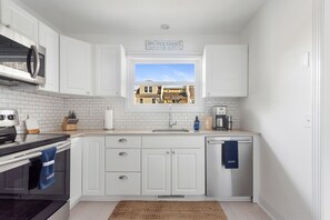 Fridge, microwave, oven, stovetop - Five Minutes To Beach | Harbor Breeze (Mount Pleasant)