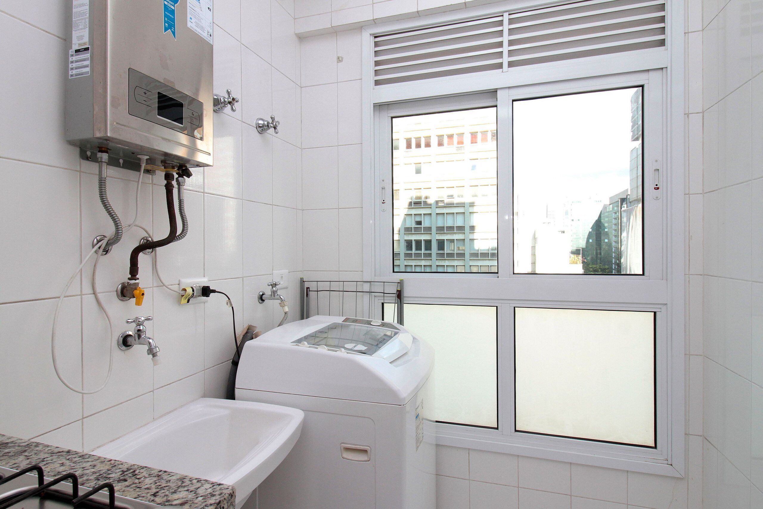 Apartamento | Banheiro | Chuveiro, toalhas de banho, sabonete, shampoo
