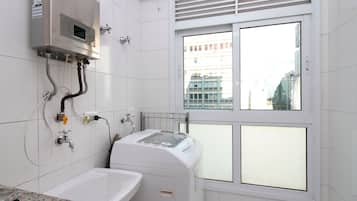 Apartamento | Banheiro | Chuveiro, toalhas de banho, sabonete, shampoo