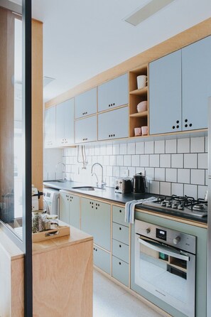 Apartment | Private kitchen | Fridge, microwave, oven, stovetop - Concept Uno Apartments by BnbHost (São Paulo)