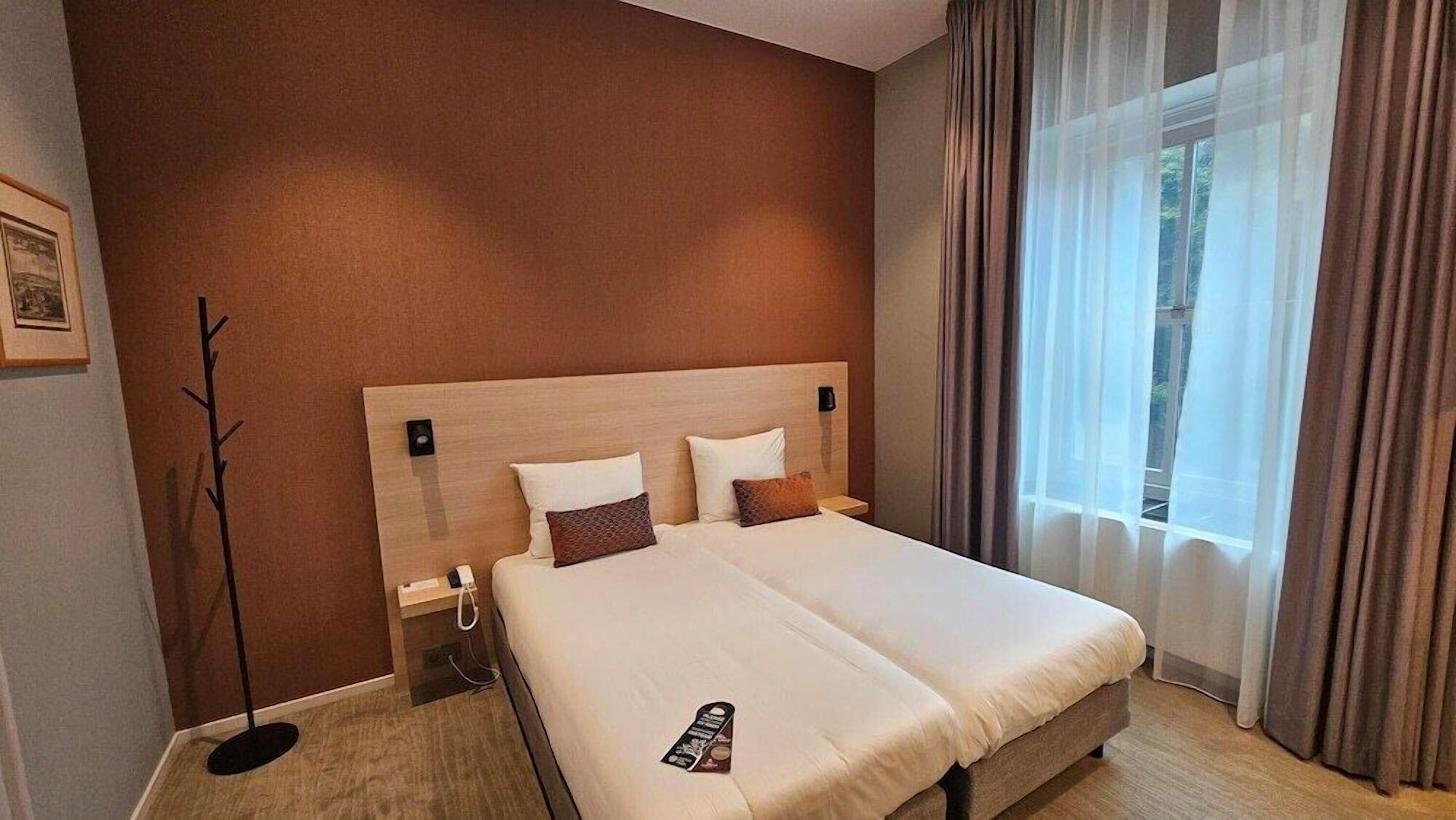 Lakens van Egyptisch katoen, luxe beddengoed, een kluis op de kamer