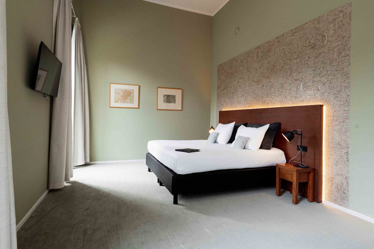 Deluxe Room | Egyptian cotton sheets, premium bedding, in-room safe, desk