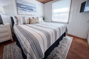 4 bedrooms, iron/ironing board, Internet, bed sheets