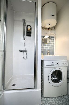Dusche, Haartrockner, Toilettenpapier