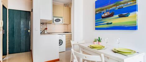 Apartemen, 1 kamar tidur | Area keluarga | Televisi layar datar 50-cm dengan saluran TV kabel dan TV