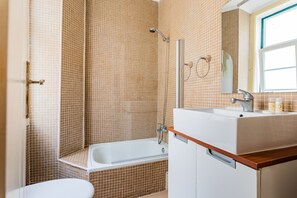 Apartment, 1 Schlafzimmer | Badezimmer | Dusche, Regendusche, kostenlose Toilettenartikel, Haartrockner