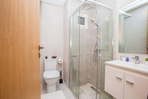 Shower, towels, shampoo, toilet paper