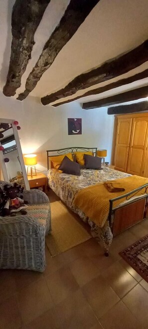 2 bedrooms, iron/ironing board, free WiFi, bed sheets - Whole cozy country cottage in South of France. (Frausseilles)