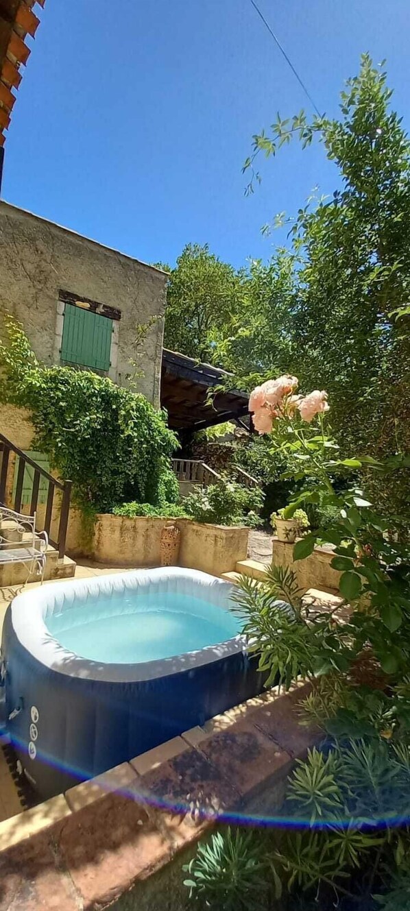Pool - Whole cozy country cottage in South of France. (Frausseilles)
