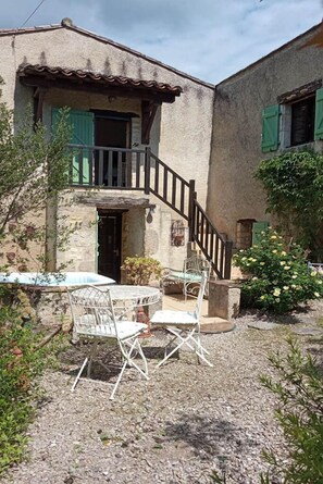 Outdoor dining - Whole cozy country cottage in South of France. (Frausseilles)