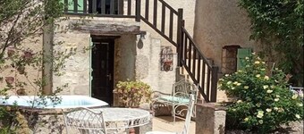 Whole cozy country cottage in South of France.