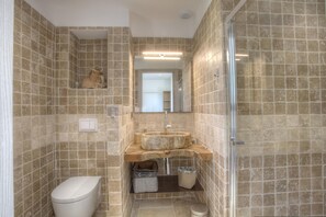 Dusche, Haartrockner, Handtücher, Seife